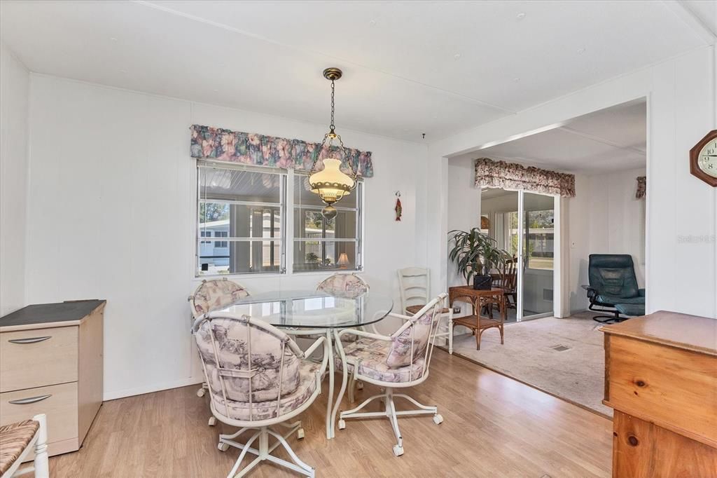 На продажу: $98,500 (2 спален, 2 ванн, 919 Квадратных фут)