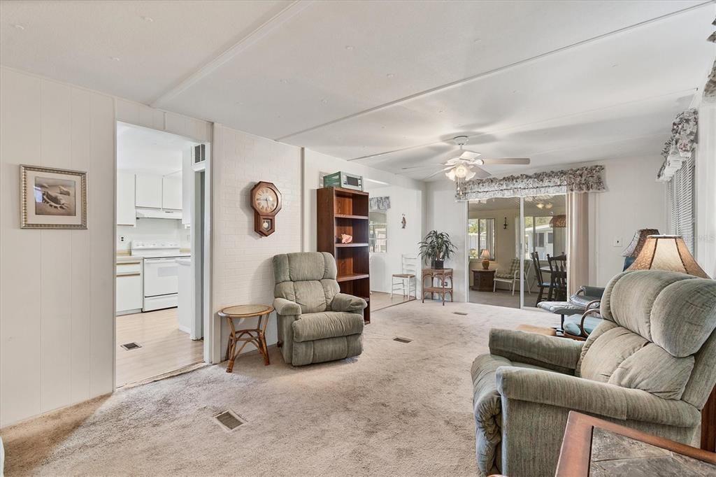 На продажу: $98,500 (2 спален, 2 ванн, 919 Квадратных фут)