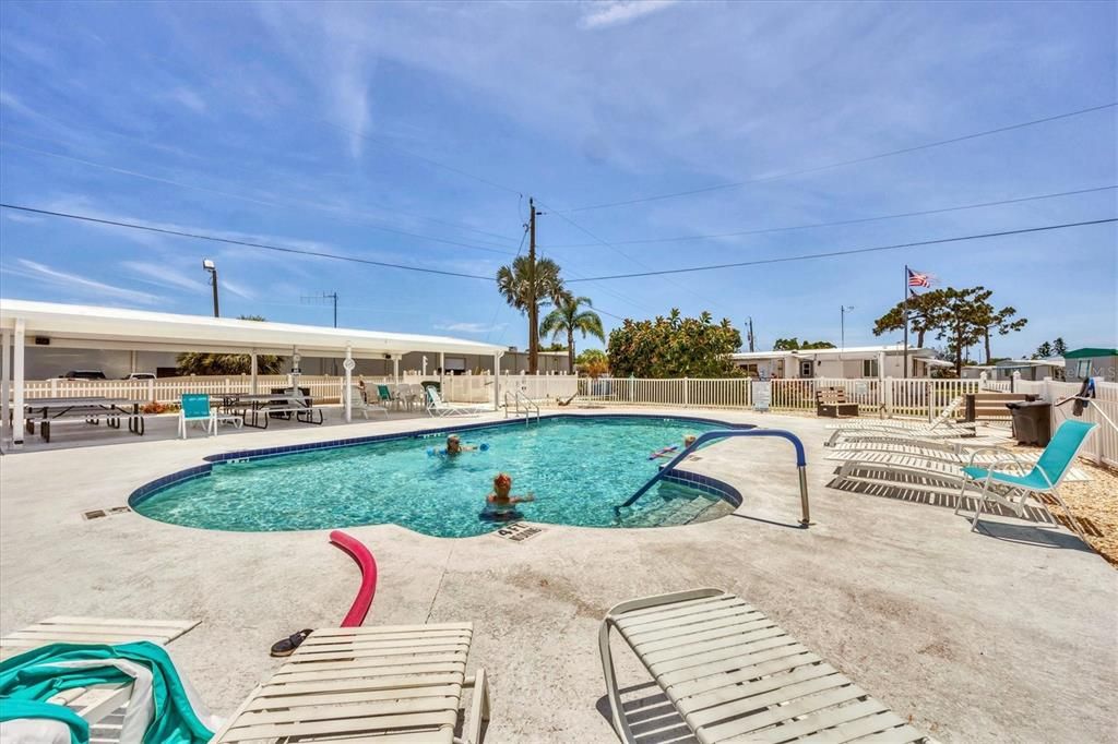 На продажу: $98,500 (2 спален, 2 ванн, 919 Квадратных фут)