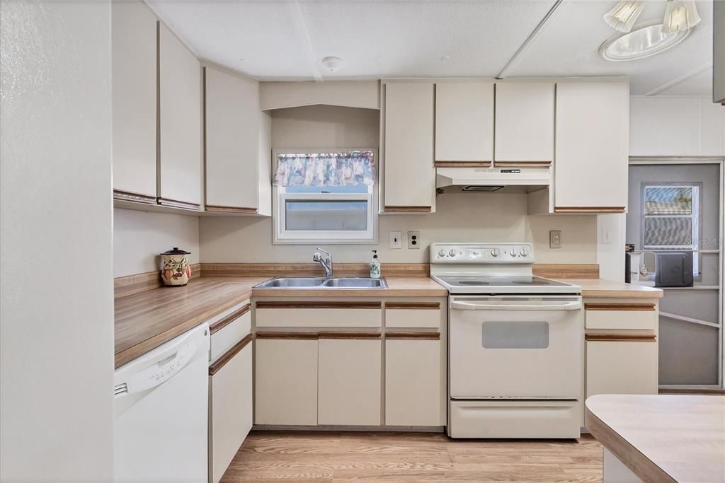 На продажу: $98,500 (2 спален, 2 ванн, 919 Квадратных фут)