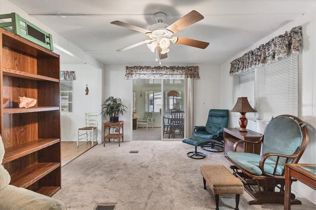 На продажу: $98,500 (2 спален, 2 ванн, 919 Квадратных фут)