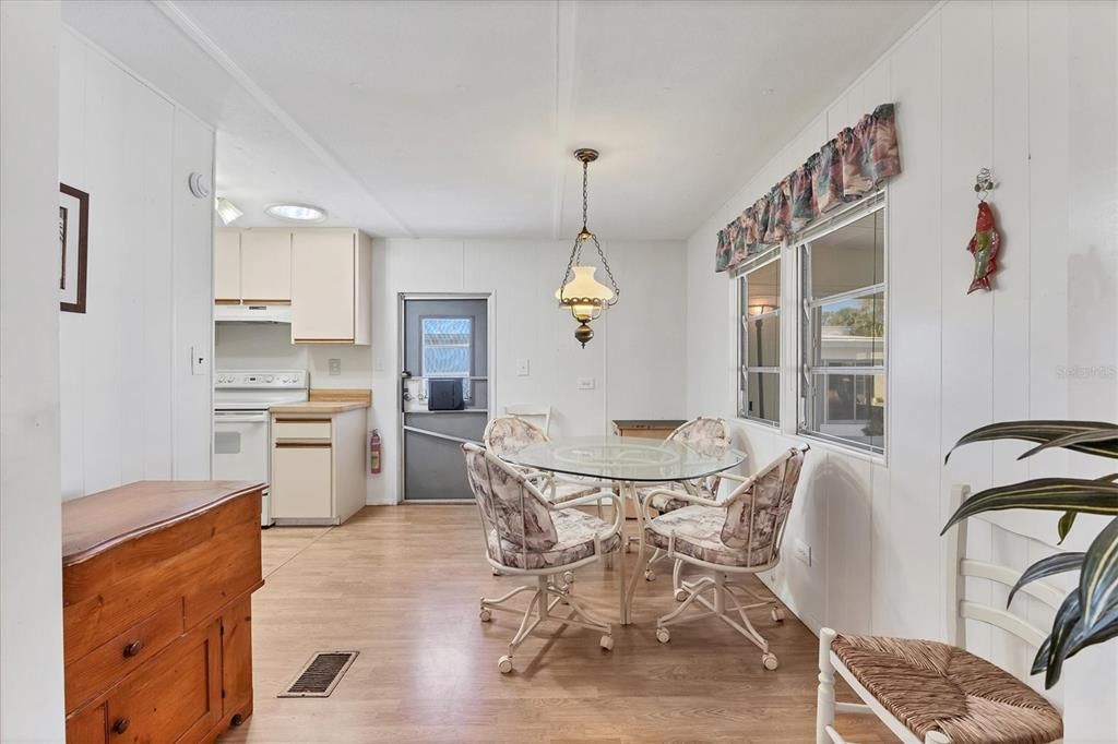 На продажу: $98,500 (2 спален, 2 ванн, 919 Квадратных фут)