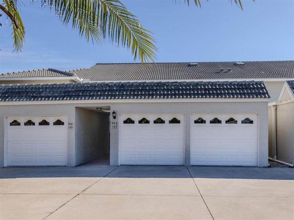 На продажу: $239,900 (2 спален, 2 ванн, 1073 Квадратных фут)