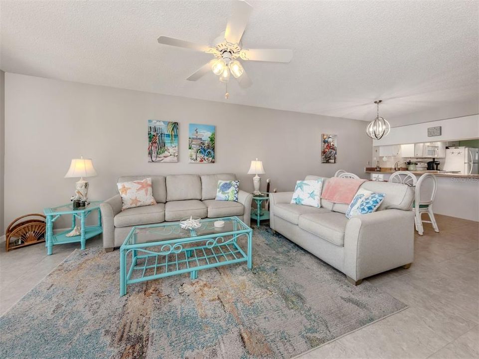 На продажу: $239,900 (2 спален, 2 ванн, 1073 Квадратных фут)