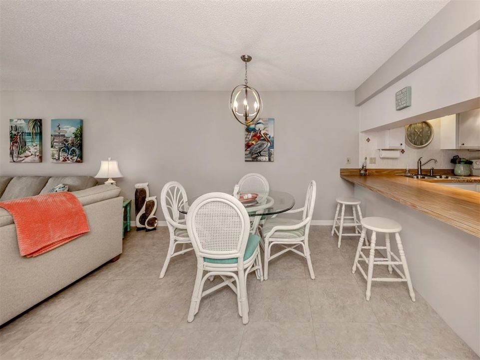 На продажу: $239,900 (2 спален, 2 ванн, 1073 Квадратных фут)