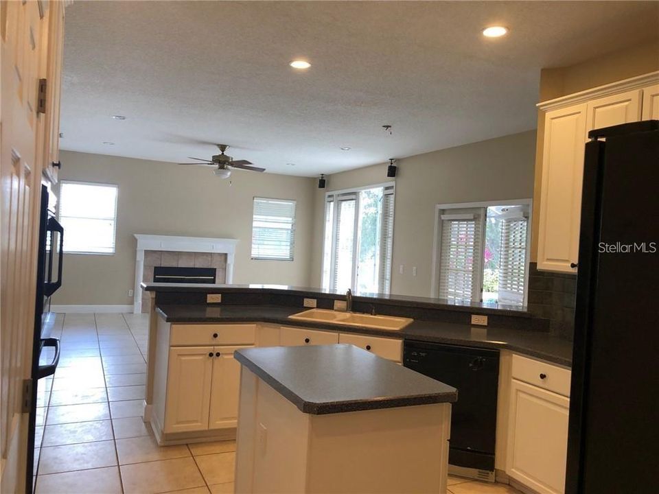 For Rent: $3,900 (4 beds, 3 baths, 2552 Square Feet)