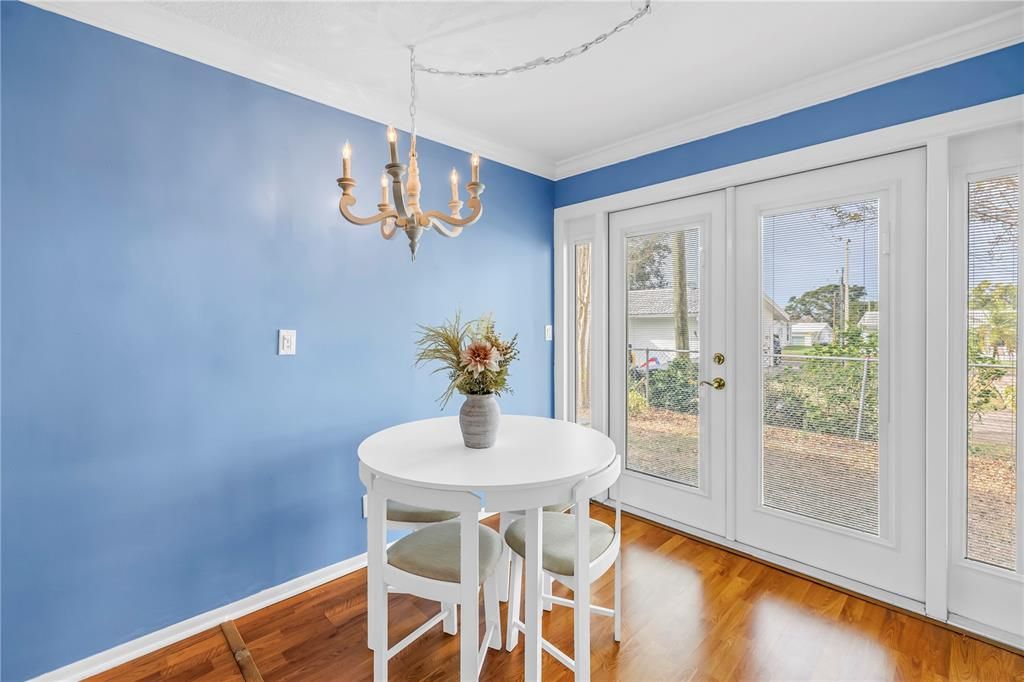 На продажу: $159,900 (2 спален, 1 ванн, 805 Квадратных фут)