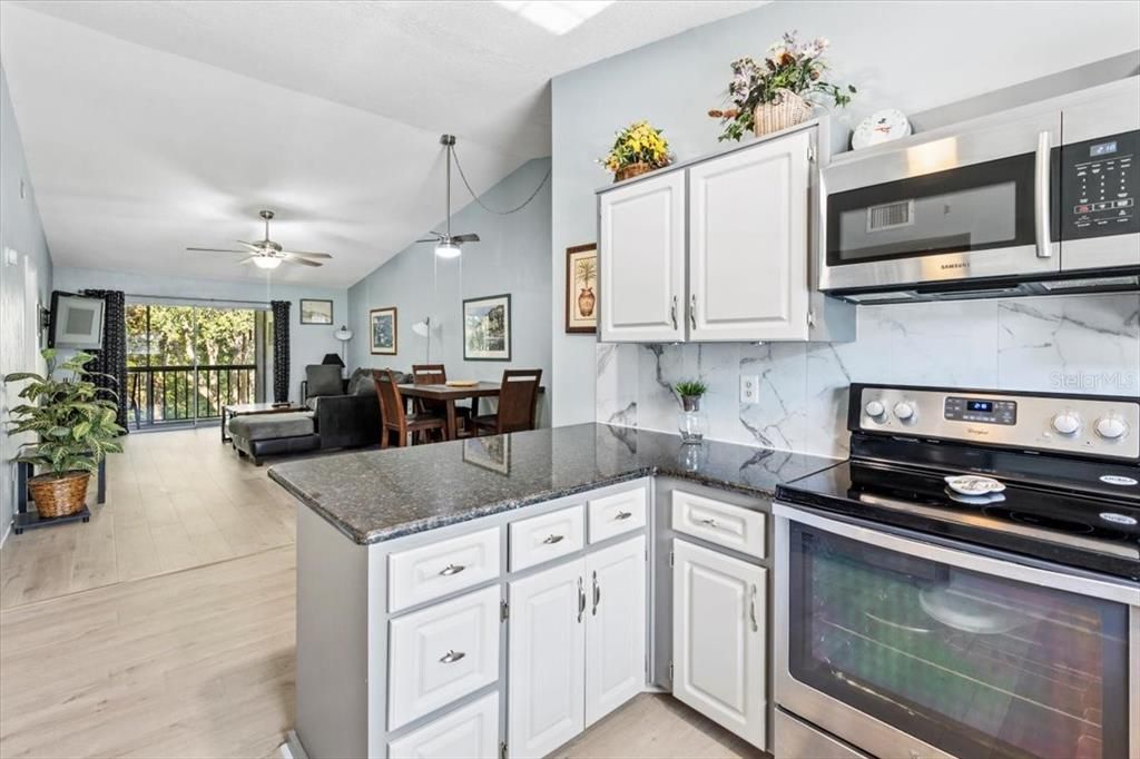 На продажу: $199,900 (2 спален, 2 ванн, 1083 Квадратных фут)