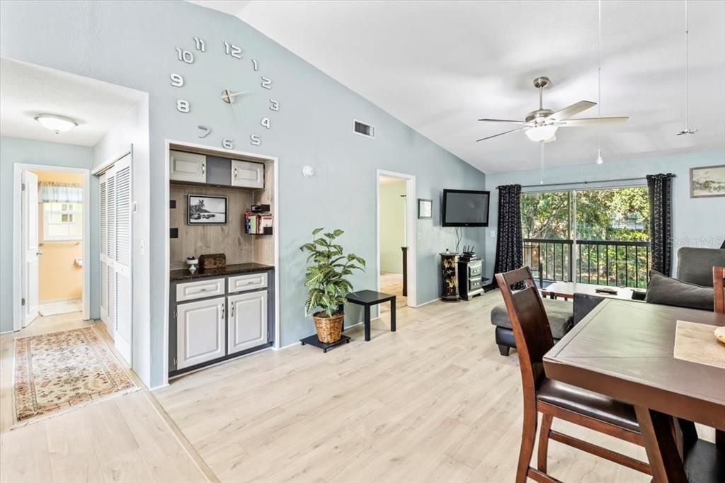 На продажу: $199,900 (2 спален, 2 ванн, 1083 Квадратных фут)