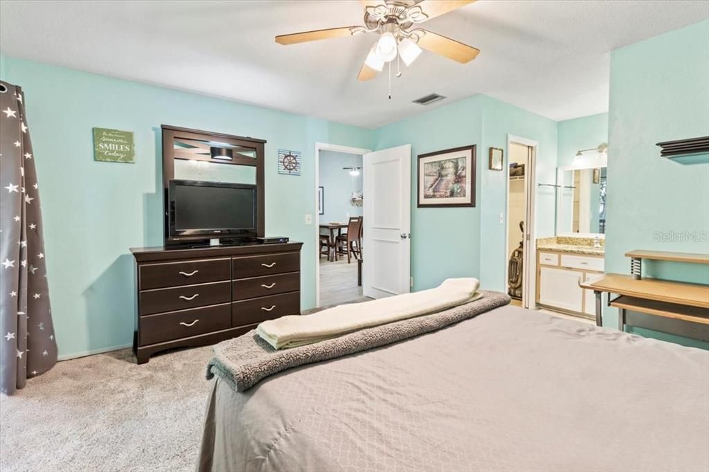 На продажу: $199,900 (2 спален, 2 ванн, 1083 Квадратных фут)