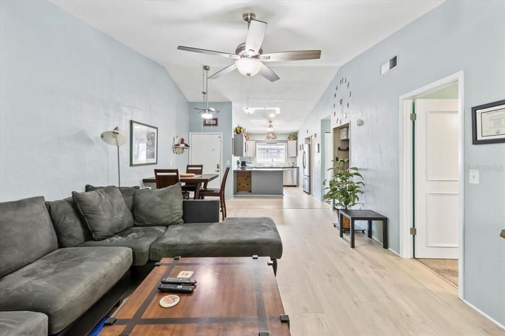 На продажу: $199,900 (2 спален, 2 ванн, 1083 Квадратных фут)