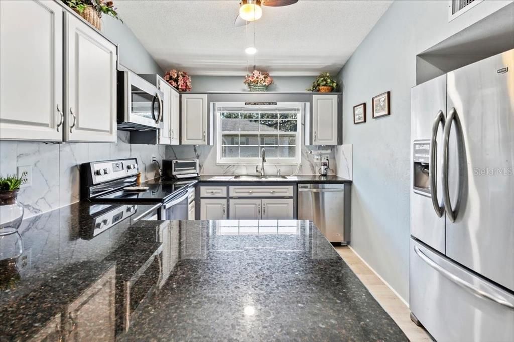 На продажу: $199,900 (2 спален, 2 ванн, 1083 Квадратных фут)