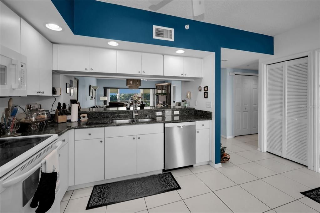 For Sale: $369,000 (2 beds, 2 baths, 1320 Square Feet)