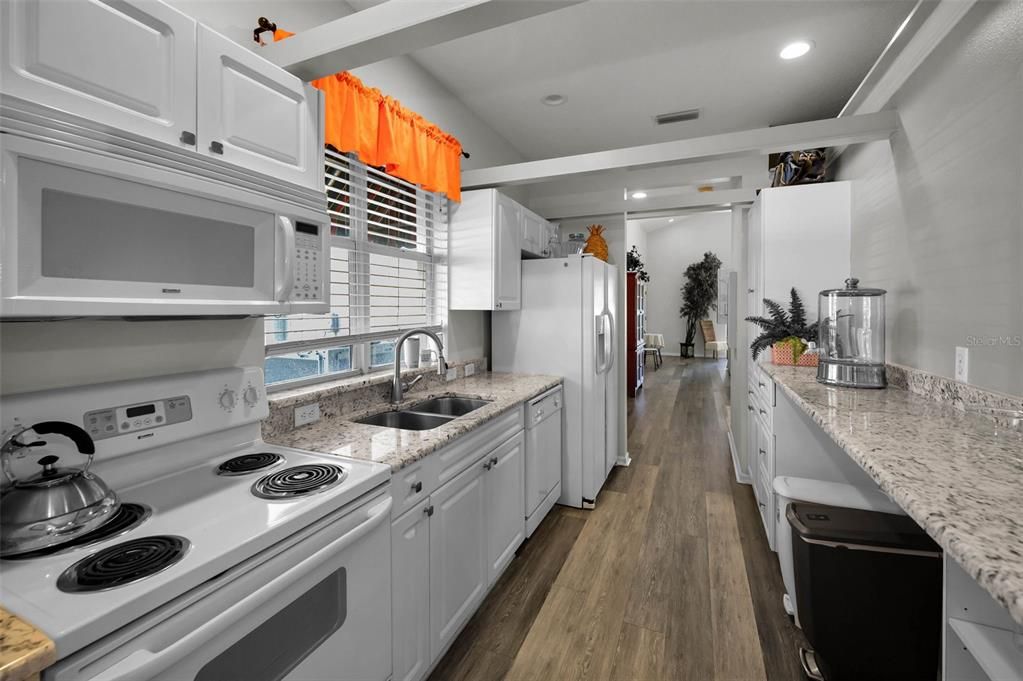 For Sale: $369,000 (2 beds, 2 baths, 1320 Square Feet)