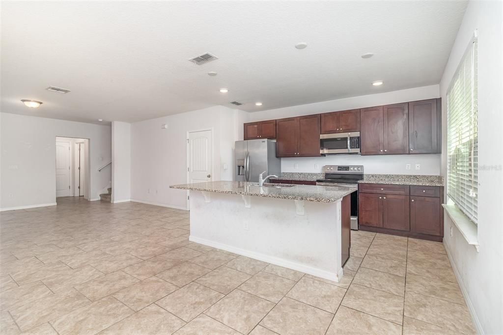 Под контрактом: $365,000 (3 спален, 2 ванн, 1568 Квадратных фут)