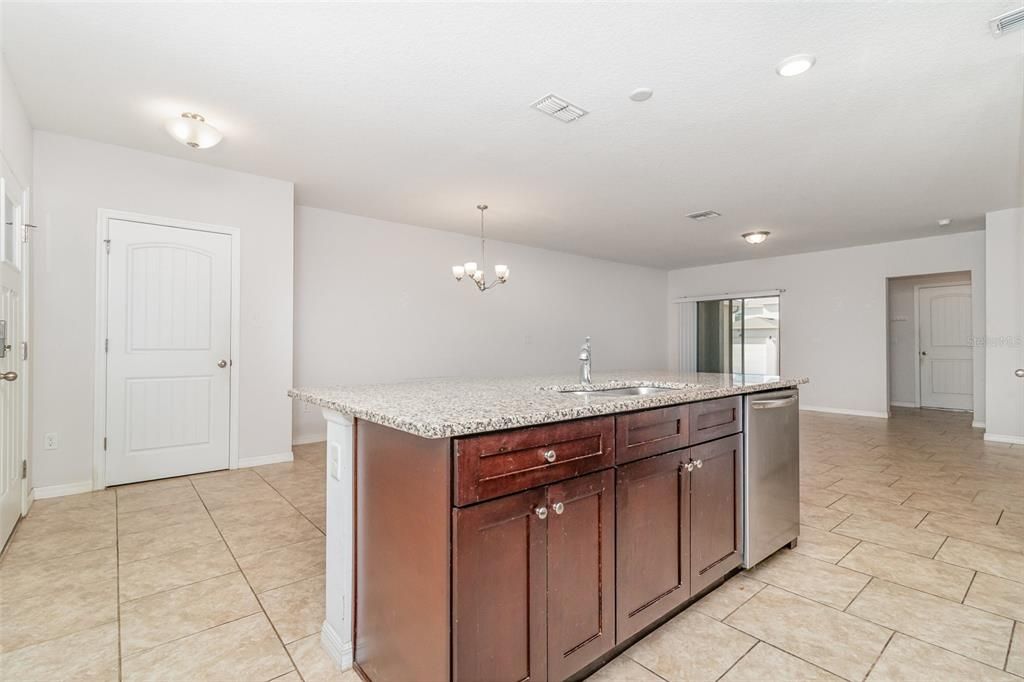 Под контрактом: $365,000 (3 спален, 2 ванн, 1568 Квадратных фут)