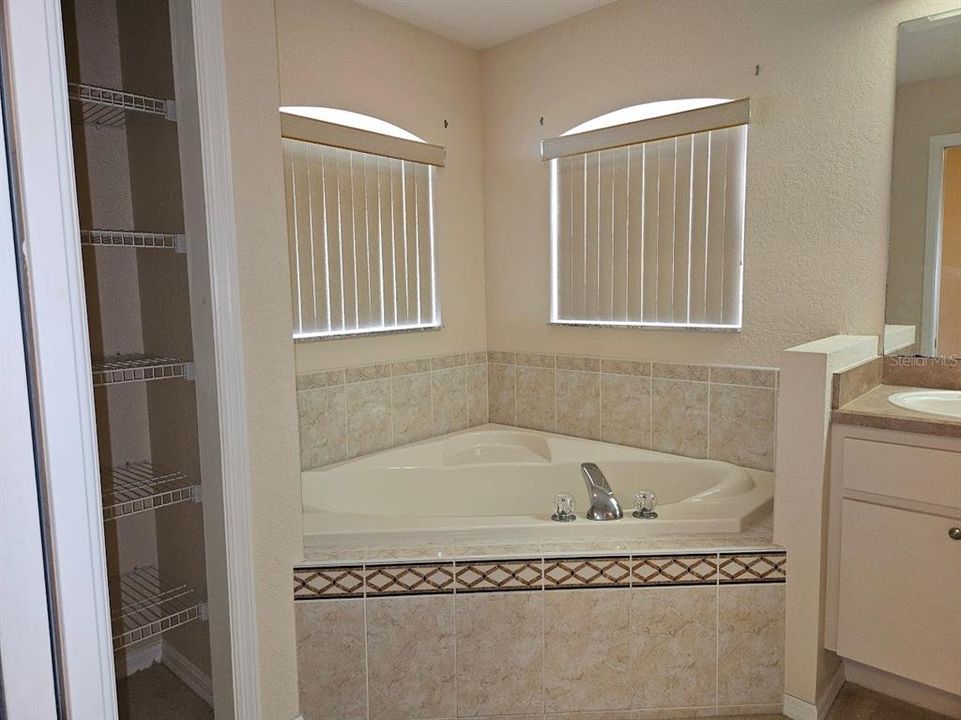 待售: $275,000 (3 贝兹, 2 浴室, 1832 平方英尺)