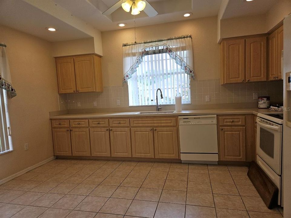 待售: $275,000 (3 贝兹, 2 浴室, 1832 平方英尺)