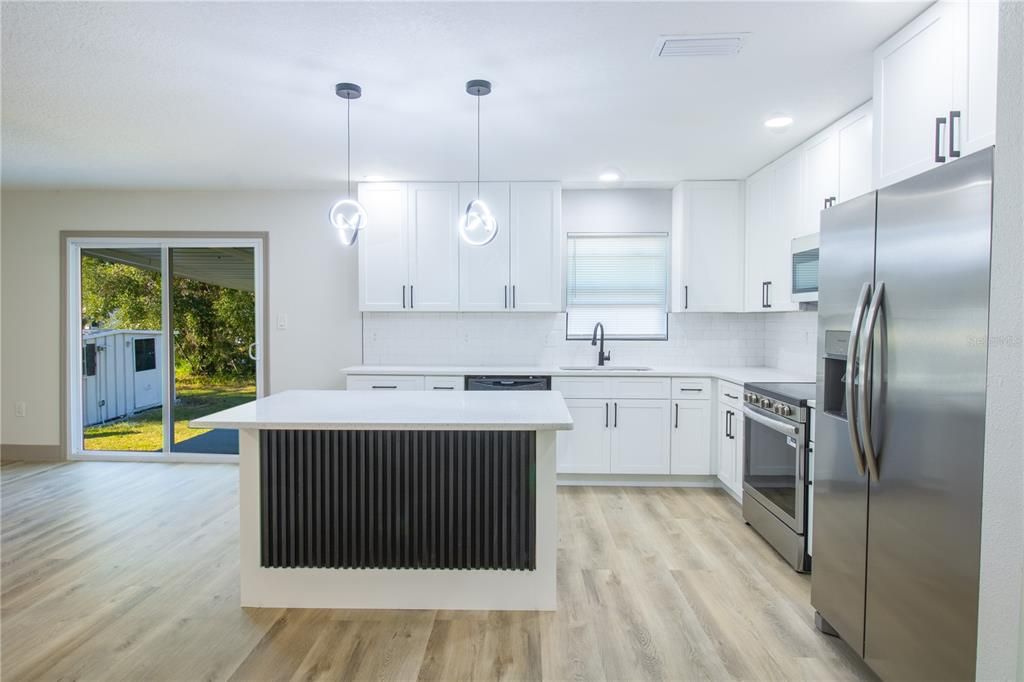 На продажу: $320,000 (4 спален, 2 ванн, 1808 Квадратных фут)