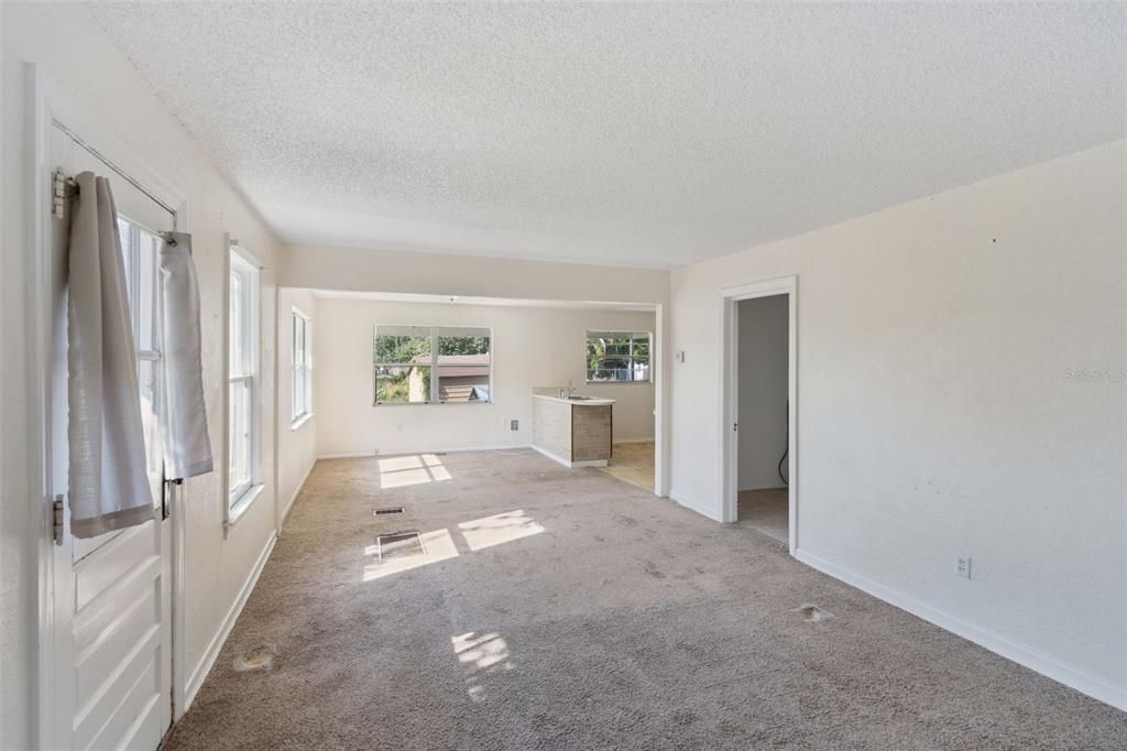 Active With Contract: $90,000 (1 beds, 1 baths, 576 Square Feet)