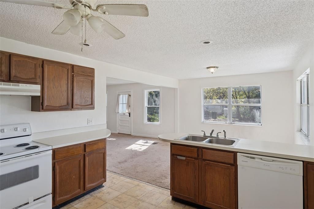 Active With Contract: $90,000 (1 beds, 1 baths, 576 Square Feet)