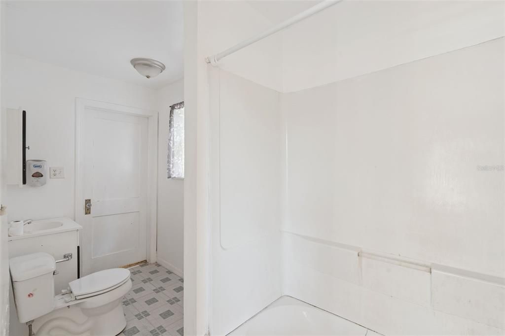 Active With Contract: $90,000 (1 beds, 1 baths, 576 Square Feet)