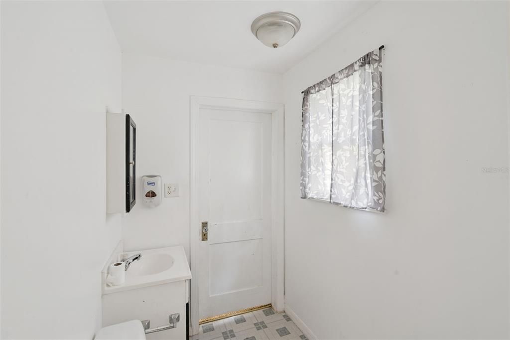 Active With Contract: $90,000 (1 beds, 1 baths, 576 Square Feet)