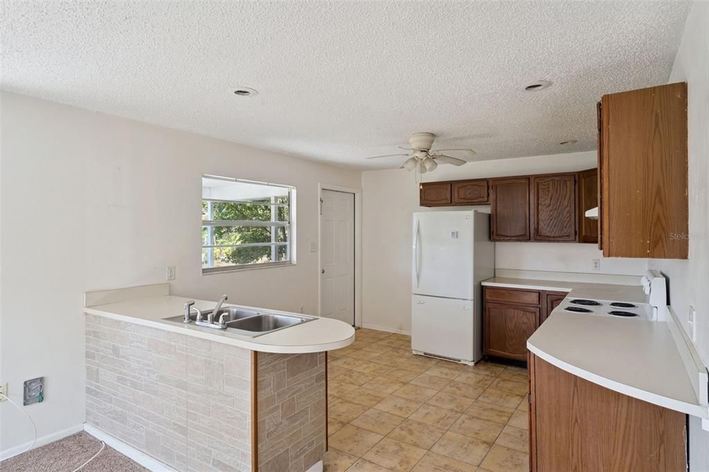 Active With Contract: $90,000 (1 beds, 1 baths, 576 Square Feet)