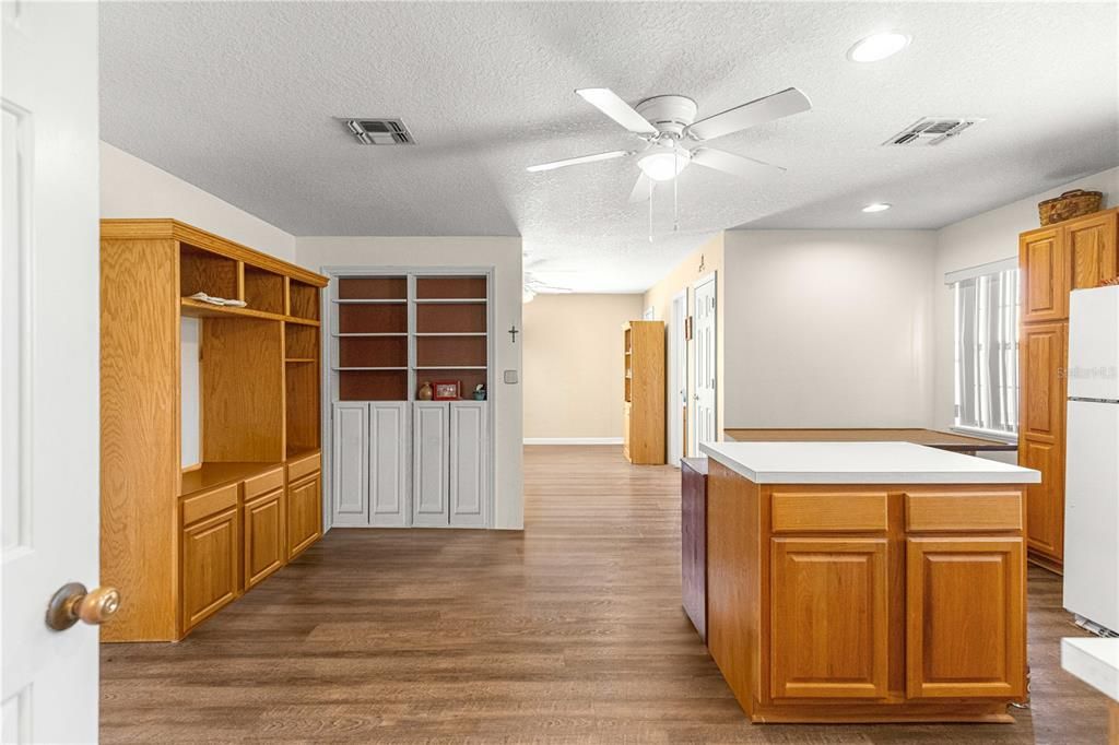 待售: $375,000 (4 贝兹, 3 浴室, 2207 平方英尺)