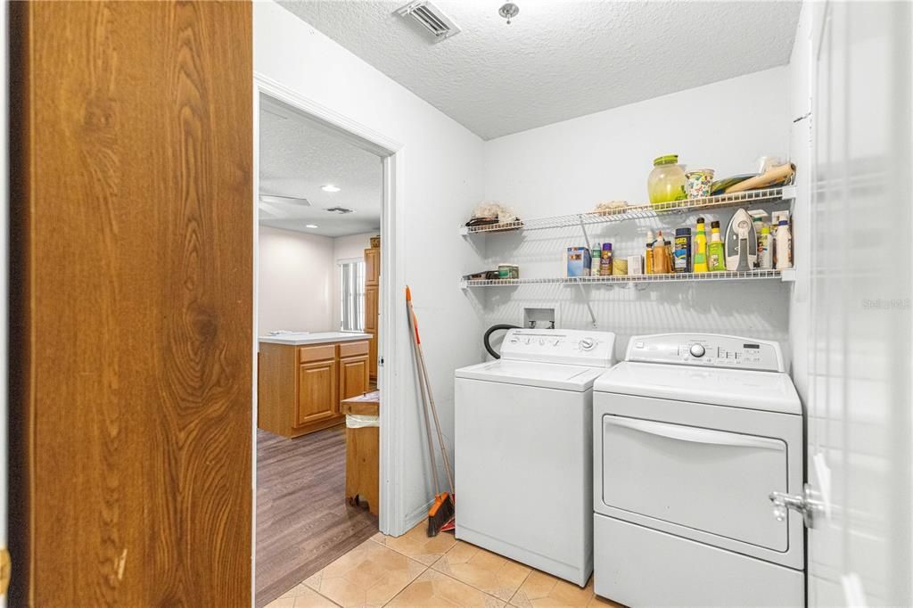 待售: $375,000 (4 贝兹, 3 浴室, 2207 平方英尺)