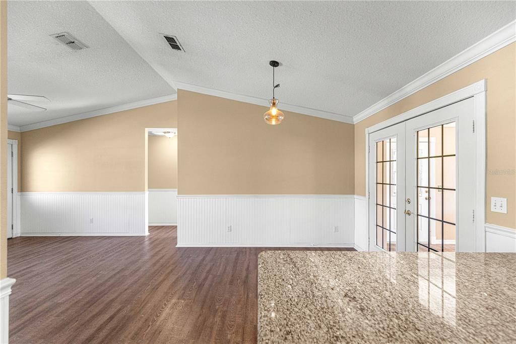 待售: $375,000 (4 贝兹, 3 浴室, 2207 平方英尺)