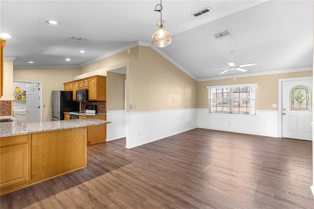 待售: $375,000 (4 贝兹, 3 浴室, 2207 平方英尺)