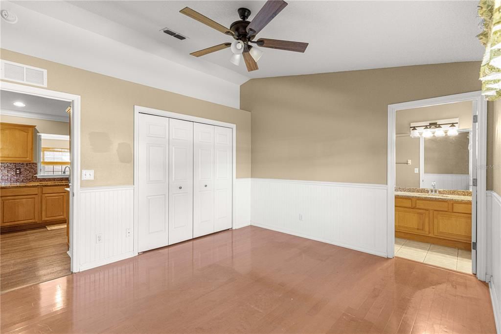 待售: $375,000 (4 贝兹, 3 浴室, 2207 平方英尺)