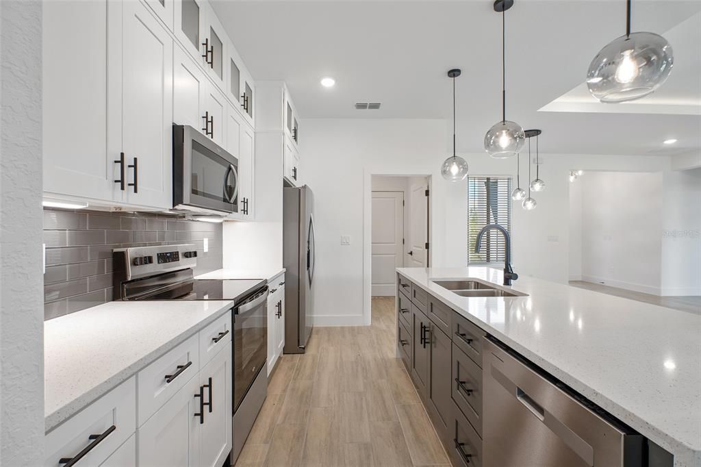 For Rent: $2,495 (4 beds, 2 baths, 1882 Square Feet)