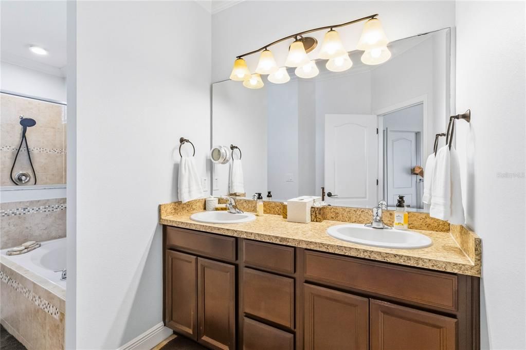 For Sale: $820,000 (5 beds, 3 baths, 3546 Square Feet)