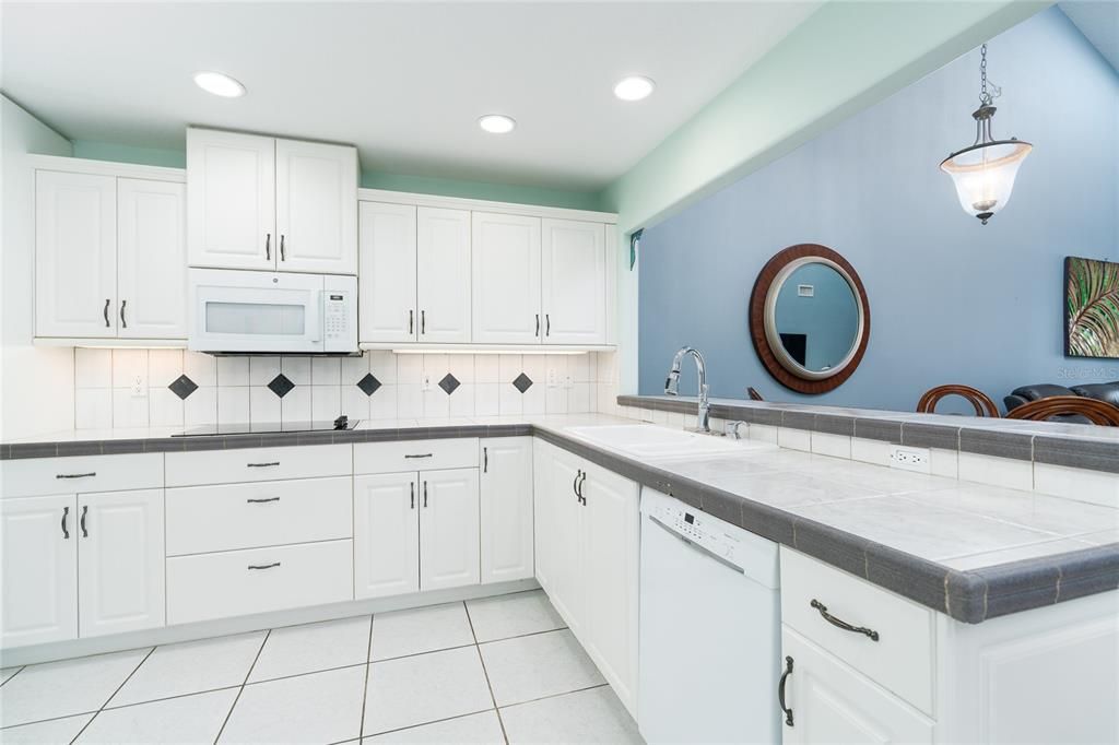 For Sale: $385,000 (3 beds, 3 baths, 1991 Square Feet)