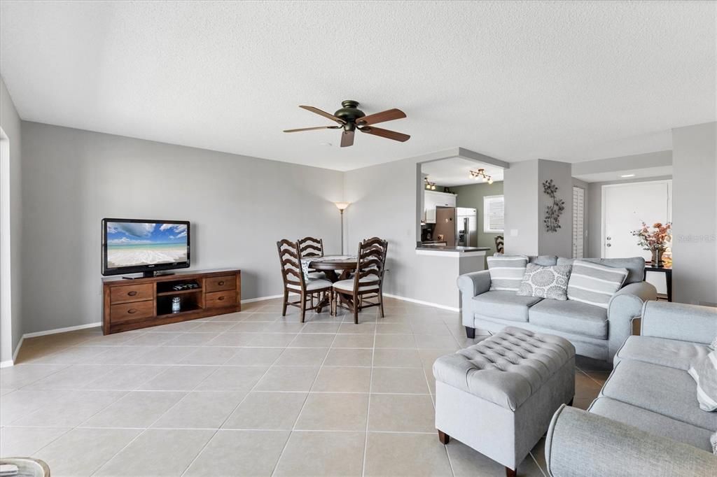 For Sale: $195,000 (2 beds, 2 baths, 1008 Square Feet)