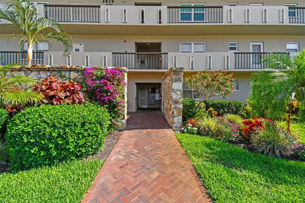 For Sale: $195,000 (2 beds, 2 baths, 1008 Square Feet)