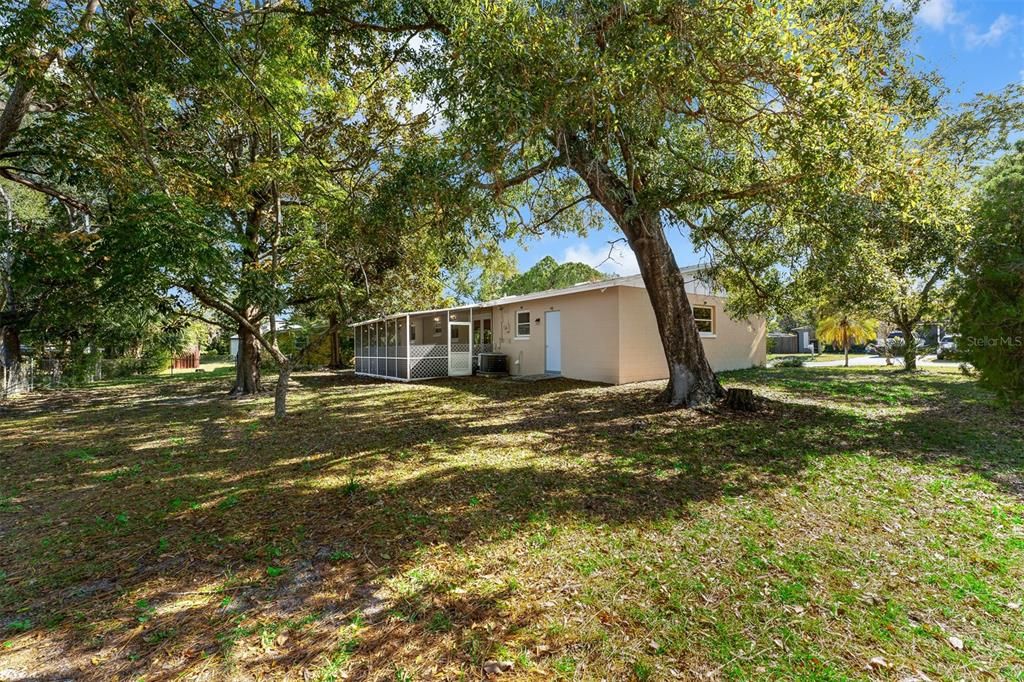 Active With Contract: $290,000 (2 beds, 1 baths, 875 Square Feet)