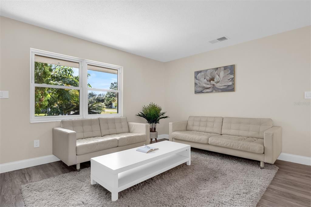 Active With Contract: $290,000 (2 beds, 1 baths, 875 Square Feet)