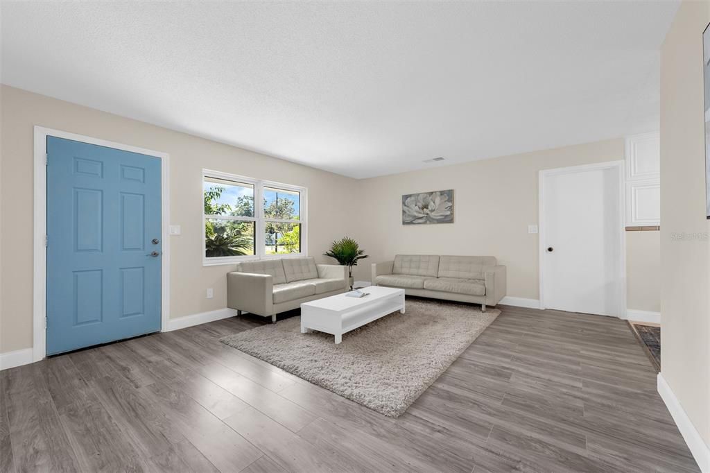 Active With Contract: $290,000 (2 beds, 1 baths, 875 Square Feet)