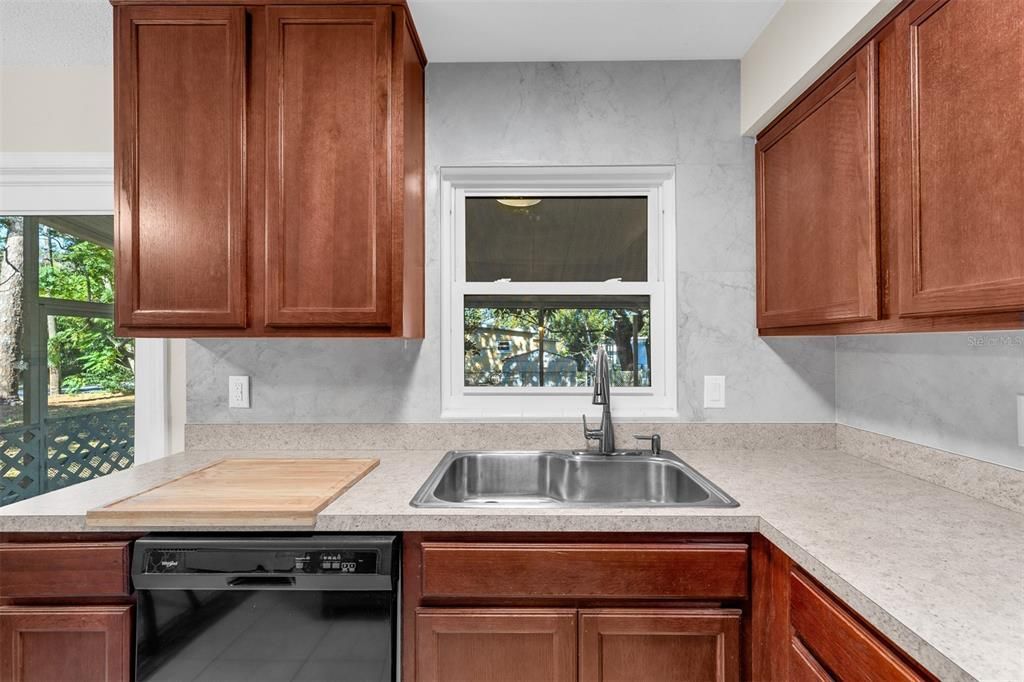 Active With Contract: $290,000 (2 beds, 1 baths, 875 Square Feet)