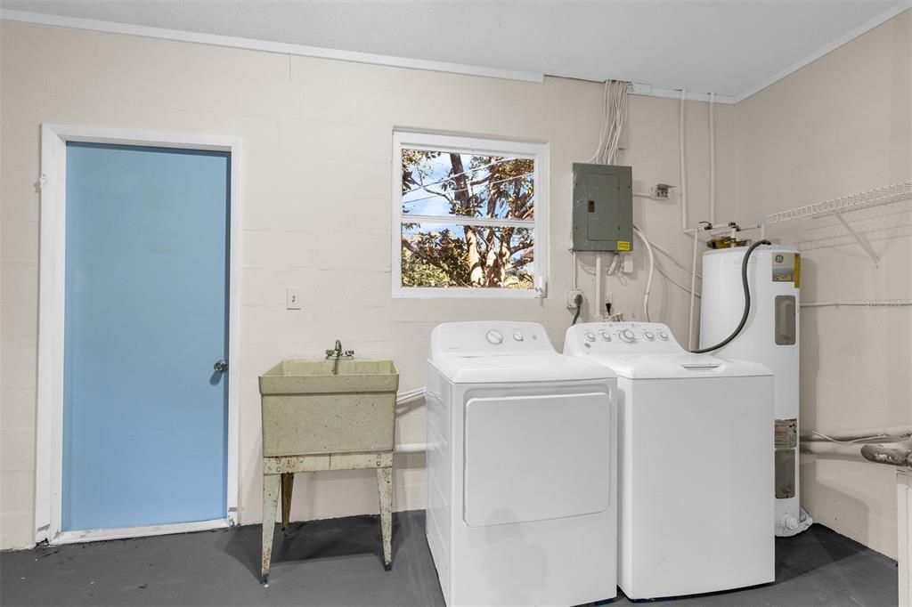 Active With Contract: $290,000 (2 beds, 1 baths, 875 Square Feet)