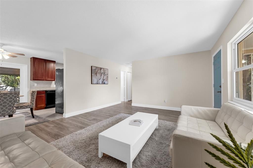 Active With Contract: $290,000 (2 beds, 1 baths, 875 Square Feet)