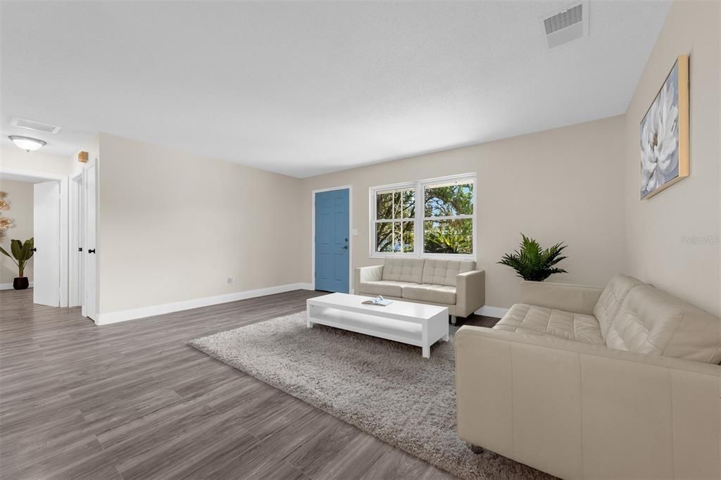 Active With Contract: $290,000 (2 beds, 1 baths, 875 Square Feet)