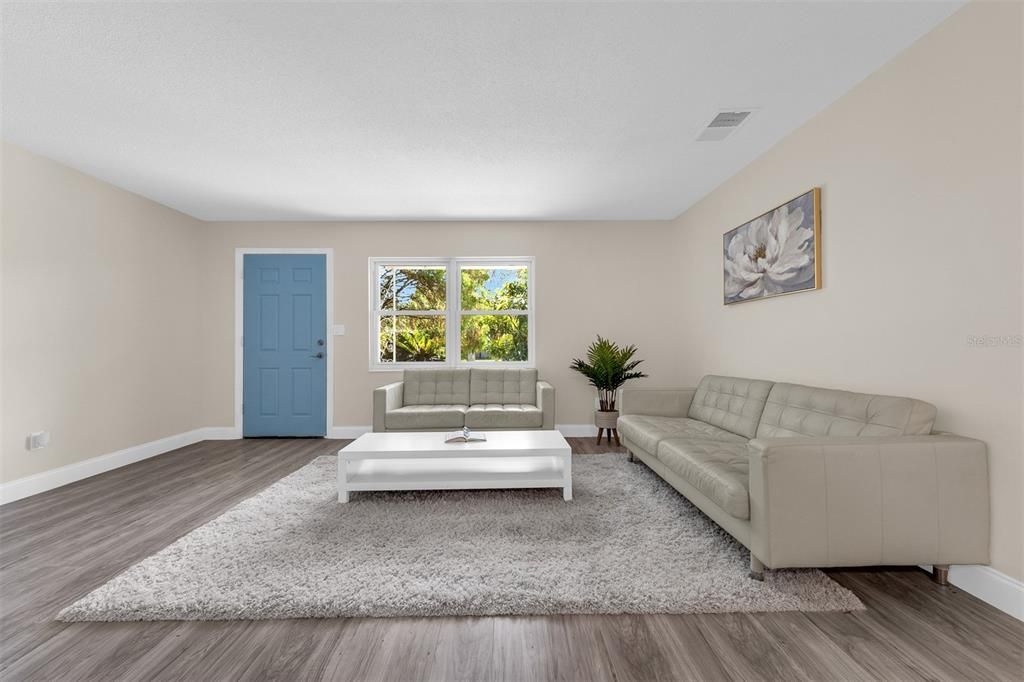 Active With Contract: $290,000 (2 beds, 1 baths, 875 Square Feet)