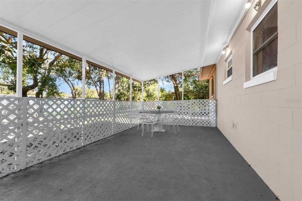 Active With Contract: $290,000 (2 beds, 1 baths, 875 Square Feet)