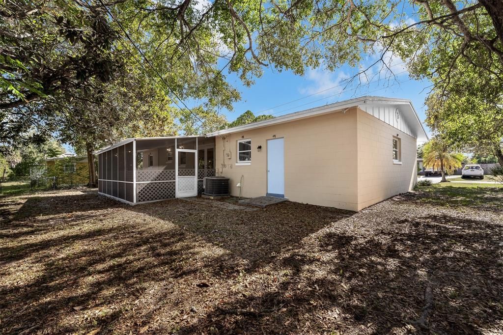 Active With Contract: $290,000 (2 beds, 1 baths, 875 Square Feet)