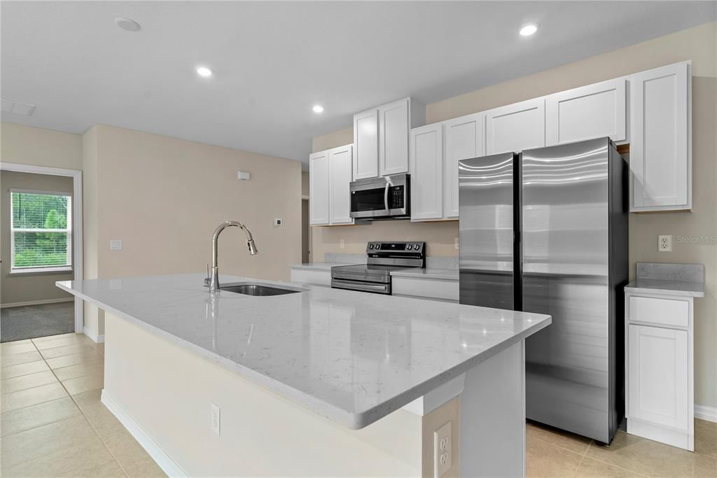 На продажу: $329,990 (4 спален, 2 ванн, 2052 Квадратных фут)