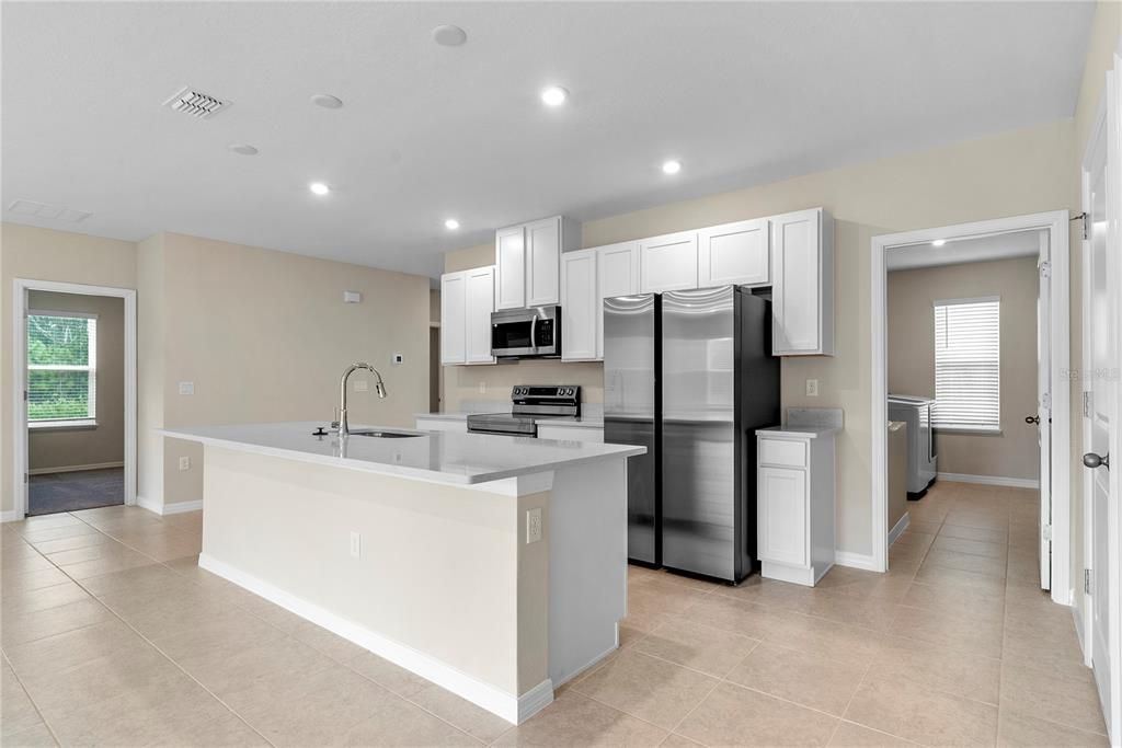 На продажу: $329,990 (4 спален, 2 ванн, 2052 Квадратных фут)